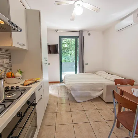 מלון דירות Garda Valtenesi 3*